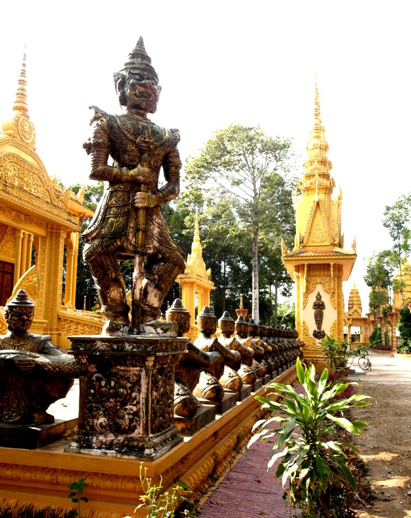 Tượng chằn (Yeak), được nhân cách hóa với hình dáng hung tợn, mắt lồi, nhe răng, mặc giáp tục, có "nhiệm vụ" trấn giữ cửa chùa. Tượng chằn (Yeak), được nhân cách hóa với hình dáng hung tợn, mắt lồi, nhe răng, mặc giáp tục, có "nhiệm vụ" trấn giữ cửa chùa.