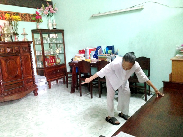 "Nó ngồi ở đây nè, mấy năm trước cái tivi để trên cái bàn này, nó ngồi đằng kia coi phim. ..tui đứng ra đằng sau lưng nó, lạy nó. Nó cũng không biết tui quỳ lạy…” - Ảnh: Dương Cầm