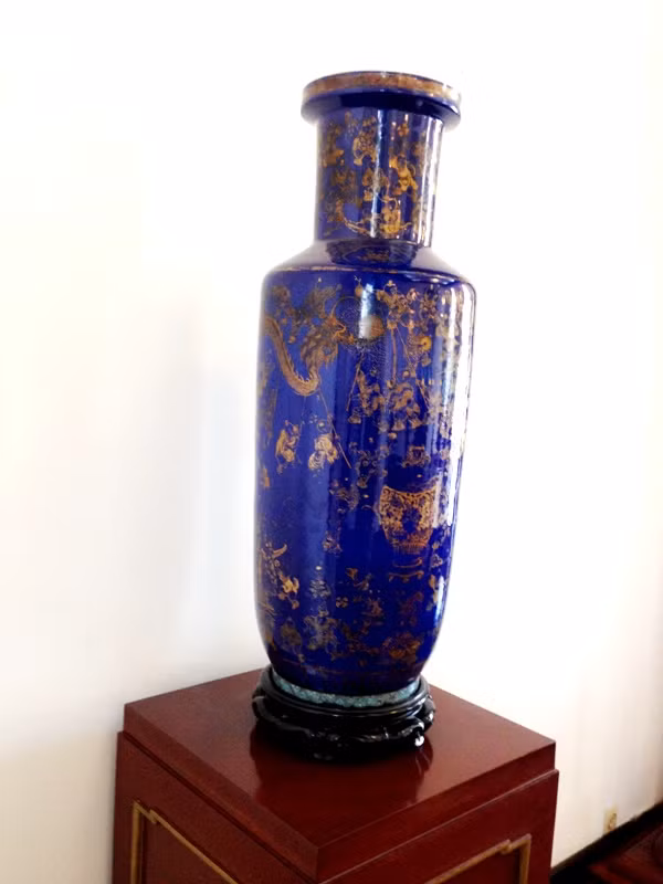 Bình trang trí trong phòng làm việc của Tổng thống.