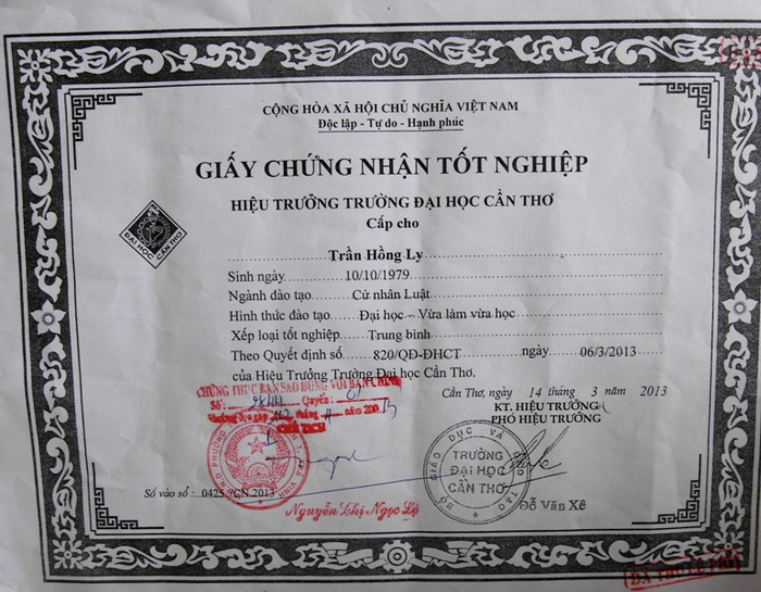 Bằng tốt nghiệp Cử nhân Luật của bà Trần Hồng Ly Bằng tốt nghiệp Cử nhân Luật của bà Trần Hồng Ly