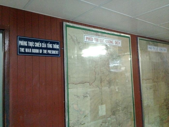 Khi có chiến tranh hay tình trạng khẩn cấp, Tổng thống sẽ túc trực ở tầng hầm, vừa an toàn, vừa trực tiếp chỉ huy các tướng lĩnh. Khi có chiến tranh hay tình trạng khẩn cấp, Tổng thống sẽ túc trực ở tầng hầm, vừa an toàn, vừa trực tiếp chỉ huy các tướng lĩnh.