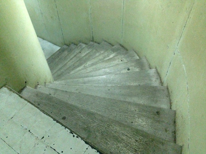 Lối xuống tầng hầm. Lối xuống tầng hầm.