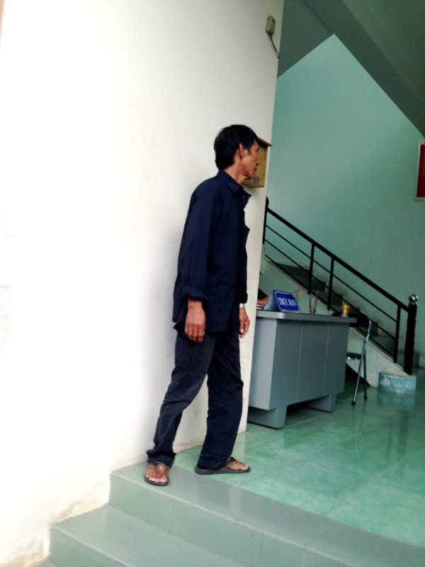 Thấy vợ bị bắt, ông Lê Đình Phú, chồng bà Tuyết hoảng hốt...Ảnh: Dương Cầm