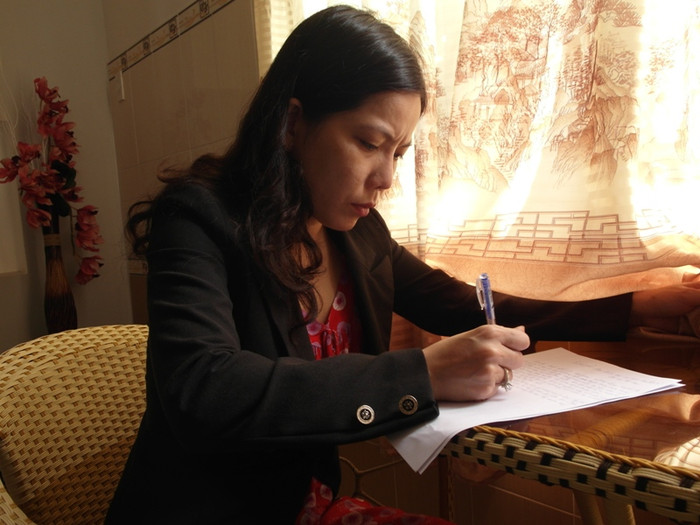 Bà Trần Hồng Ly, người phụ nữ gây chú ý dư luận trong suốt thời gian qua sẽ khiếu nại ông Lê Tấn Lực - Trưởng Ban Quản lý khu Kinh tế về việc "Nhục mạ, xúc phạm danh dự, xúc phạm đời tư phụ nữ". Ảnh: Dương Cầm Bà Trần Hồng Ly, người phụ nữ gây chú ý dư luận trong suốt thời gian qua sẽ khiếu nại ông Lê Tấn Lực - Trưởng Ban Quản lý khu Kinh tế về việc "Nhục mạ, xúc phạm danh dự, xúc phạm đời tư phụ nữ". Ảnh: Dương Cầm