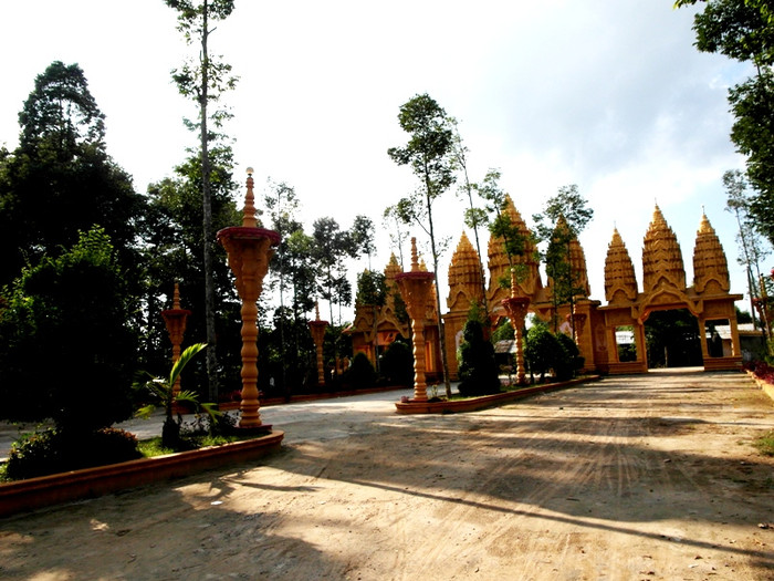 Chùa Vàm Ray thanh bình trong buổi chiều nhạt nắng. Chùa Vàm Ray thanh bình trong buổi chiều nhạt nắng.