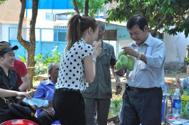 "Cô chú không có gì, xin biếu cháu vài trái xoài mà cô chú trồng. Con ăn lấy thảo nhé". "Cô chú không có gì, xin biếu cháu vài trái xoài mà cô chú trồng. Con ăn lấy thảo nhé".