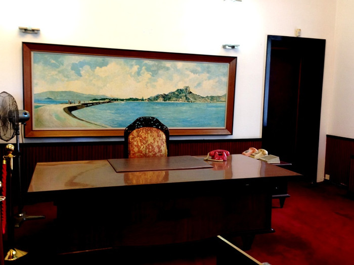 Bàn làm việc của Tổng thống Nguyễn Văn Thiệu ở tầng 1. Phía sau là bức tranh phong cảnh bờ biển Phan Rang, Ninh Thuận, quê hương ông Thiệu. Bàn làm việc của Tổng thống Nguyễn Văn Thiệu ở tầng 1. Phía sau là bức tranh phong cảnh bờ biển Phan Rang, Ninh Thuận, quê hương ông Thiệu.