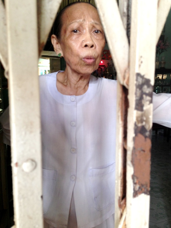 “Nó không có nói gì hỗn với tui hết. Nó có hiếu với tui lắm” - Bà Nguyễn Thị Hoa, mẹ ruột thầy giáo vật lý cấp II Dương Hữu Kiệt nói. Ảnh: Dương Cầm