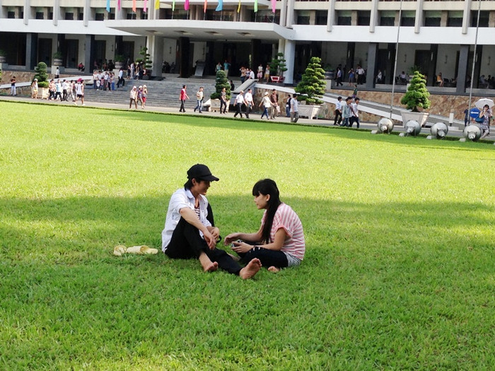 Đôi bạn trẻ - thế hệ không biết chiến tranh, đang ngồi tình tứ trước dinh Thống Nhất, nơi trước đây là trung tâm quyền lực của chính quyền chế độ cũ. Đôi bạn trẻ - thế hệ không biết chiến tranh, đang ngồi tình tứ trước dinh Thống Nhất, nơi trước đây là trung tâm quyền lực của chính quyền chế độ cũ.