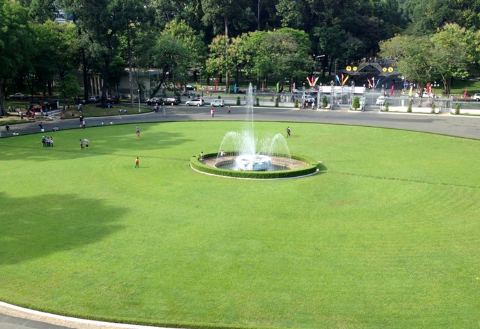 Khoảng sân xanh mát của dinh Thống Nhất nhìn từ trên cao. Khoảng sân xanh mát của dinh Thống Nhất nhìn từ trên cao.