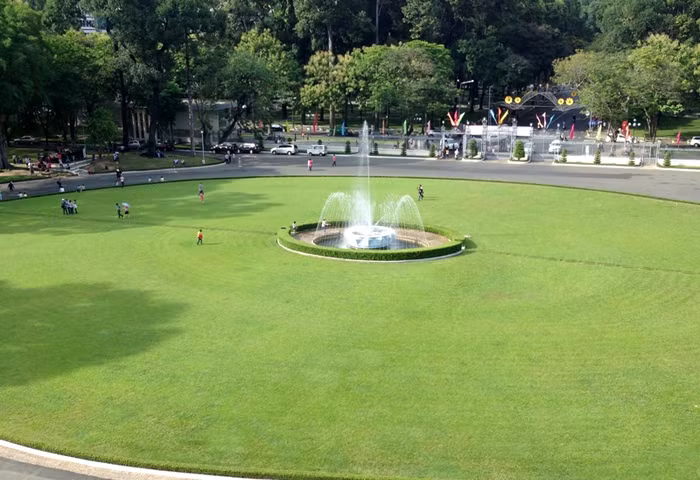 Khoảng sân xanh mát của dinh Thống Nhất nhìn từ trên cao.