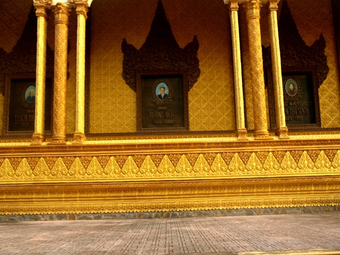 Bên hông phải ngôi chánh điện là 3 bảng công đức, có hình ảnh và dòng chữ đề tên bố ruột, mẹ ruột, mẹ lớn của ông Trầm Bê. Bên hông phải ngôi chánh điện là 3 bảng công đức, có hình ảnh và dòng chữ đề tên bố ruột, mẹ ruột, mẹ lớn của ông Trầm Bê.