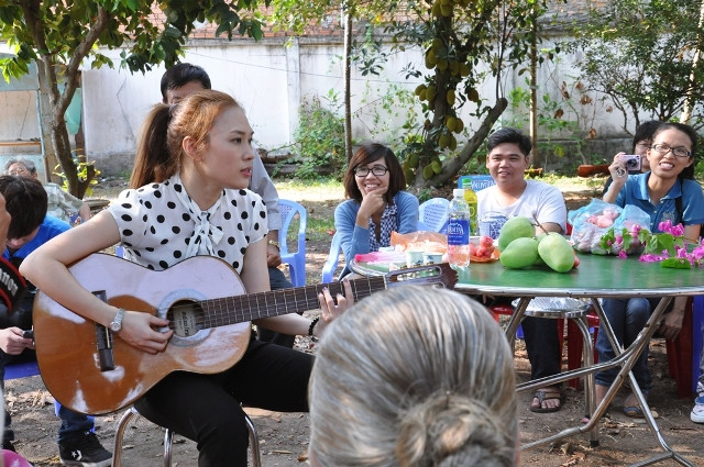Những nghệ sĩ đầu bạc trắng nồi chăm chú nghe Mỹ Tâm hát trong xúc động. Những nghệ sĩ đầu bạc trắng nồi chăm chú nghe Mỹ Tâm hát trong xúc động.