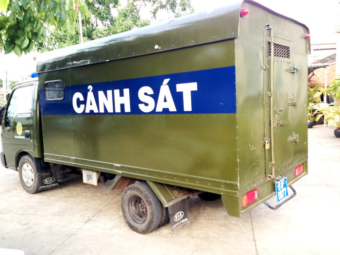 Không phóng viên nào chụp được ảnh phạm nhân Lê Thị Tuyết bị dẫn ra xe. Chiếc xe đang quay đầu rời trụ sở công an phường Phú Hòa. Ảnh: Dương Cầm