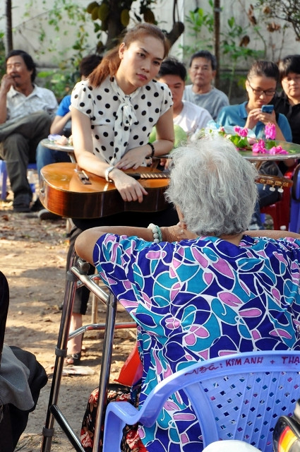 Mỹ Tâm thoáng buồn khi nghe một nghệ sĩ già kể về hoàn cảnh đơn độc của mình. Mỹ Tâm thoáng buồn khi nghe một nghệ sĩ già kể về hoàn cảnh đơn độc của mình.