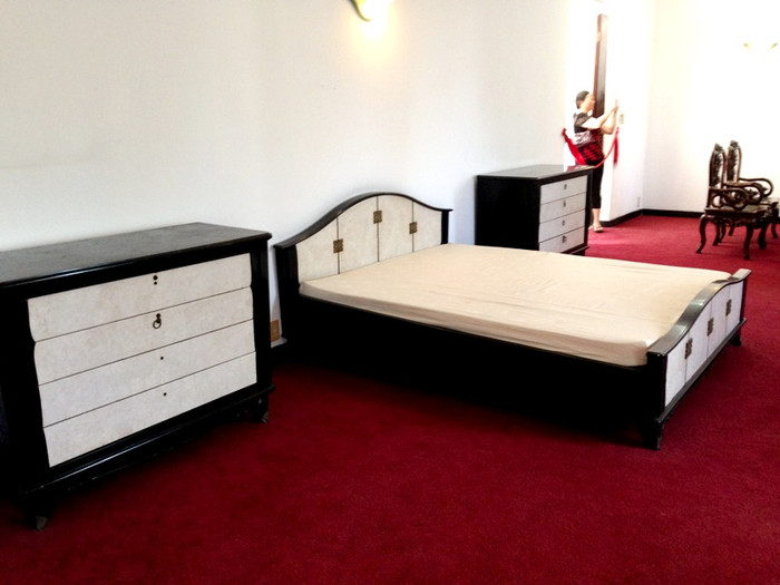 Cận cảnh chiếc giường ngủ của Tổng thống Việt Nam Cộng hòa. Cận cảnh chiếc giường ngủ của Tổng thống Việt Nam Cộng hòa.