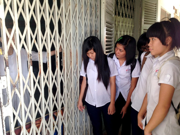 Những học sinh trường THCS Quang Trung, từng học môn vật Lý với thầy Dương Hữu Kiệt, đang nghe bà Hoa nói về người thầy của mình. Ảnh: Dương Cầm