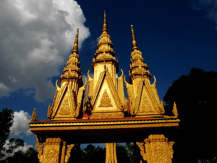 Một trong 4 cổng vào chính điện chùa Vàm Ray. Một trong 4 cổng vào chính điện chùa Vàm Ray.