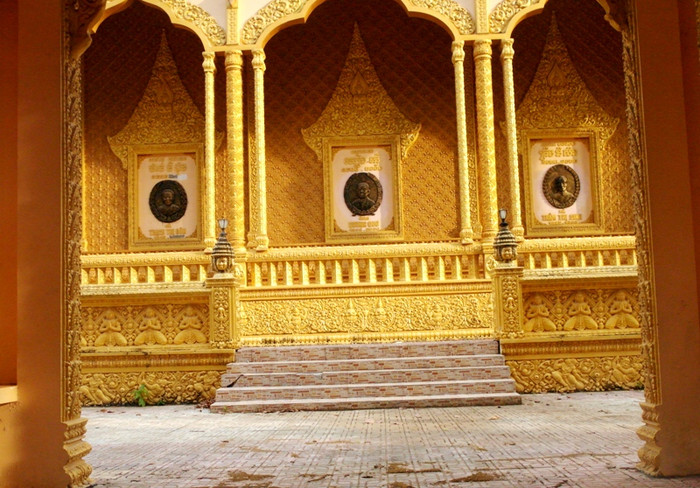 Bảng công đức có khắc tên, hình của cha ruột, mẹ ruột và mẹ lớn của ông Trầm Bê.