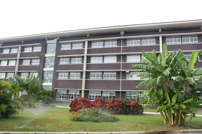 Có rất nhiều khoảng xanh thoáng, rộng trong ngôi trường ĐH đồ sộ này.