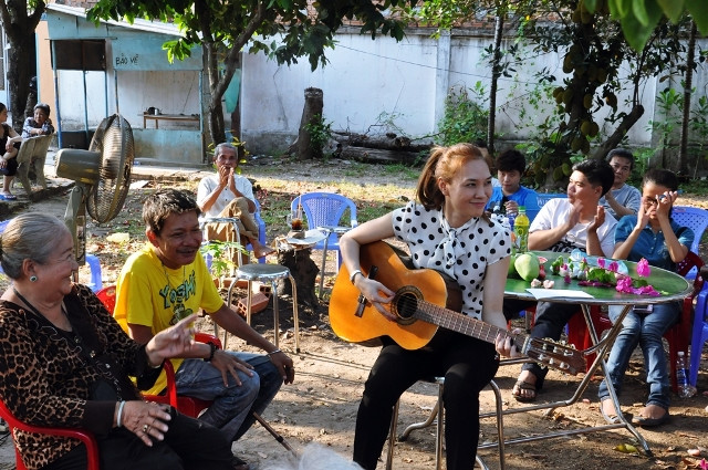 Tiếng đàn, tiếng hát của Mỹ Tâm đã xua đi nỗi cô đơn của những người nghệ sĩ qua rồi thuở hoàng kim. Tiếng đàn, tiếng hát của Mỹ Tâm đã xua đi nỗi cô đơn của những người nghệ sĩ qua rồi thuở hoàng kim.