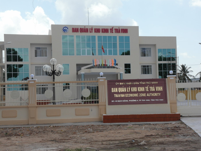 Trụ sở Ban Quản lý khu Kinh tế Trà Vinh, nơi ông Lê Tấn Lực và bà Trần Hồng Ly đang công tác. Ảnh: Dương Cầm Trụ sở Ban Quản lý khu Kinh tế Trà Vinh, nơi ông Lê Tấn Lực và bà Trần Hồng Ly đang công tác. Ảnh: Dương Cầm