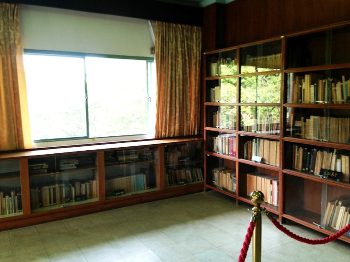 Có rất nhiều loại sách thuộc các lĩnh vực: Luật, mỹ thuật, văn học....được sắp xếp theo từng khu. Có rất nhiều loại sách thuộc các lĩnh vực: Luật, mỹ thuật, văn học....được sắp xếp theo từng khu.