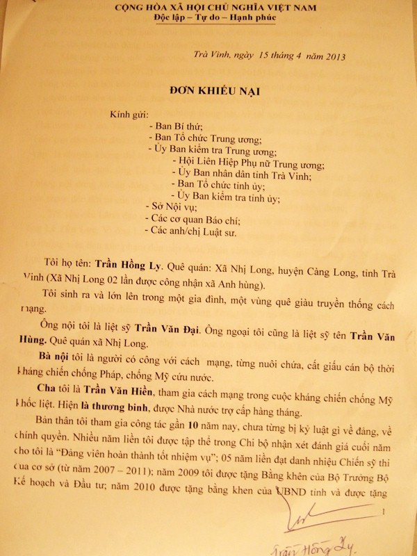 Đơn khiếu nại của bà Trần Hồng Ly gửi các lãnh đạo tỉnh Trà Vinh về việc bị ông Lê Tấn Lực "Nhục mạ, xúc phạm danh dự, xâm phạm đời tư". Ảnh: Dương Cầm
