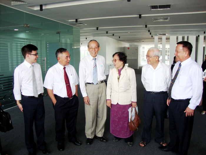 Nguyên Phó Chủ tịch nước Nguyễn Thị Bình, nguyên Bộ trưởng Bộ Giáo dục & Đào tạo Trần Hồng Quân (thứ 3, từ trái sang) đang trò chuyện với lãnh đạo Trường ĐH Quốc tế Miền Đông.