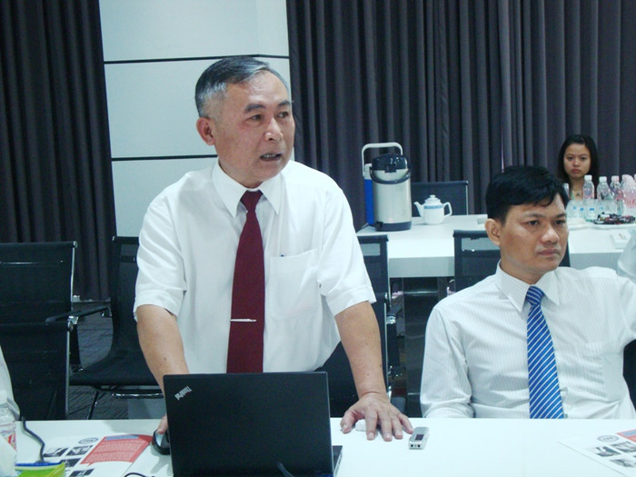 Tiến sĩ Nguyễn Văn Phúc, Hiệu trưởng trường ĐH Quốc tế Miền Đông báo cáo tình hình hoạt động của trường cho nguyên Phó Chủ tịch nước Nguyễn Thị Bình và nguyên Bộ trưởng Bộ Giáo dục & Đào tạo Trần Hồng Quân.