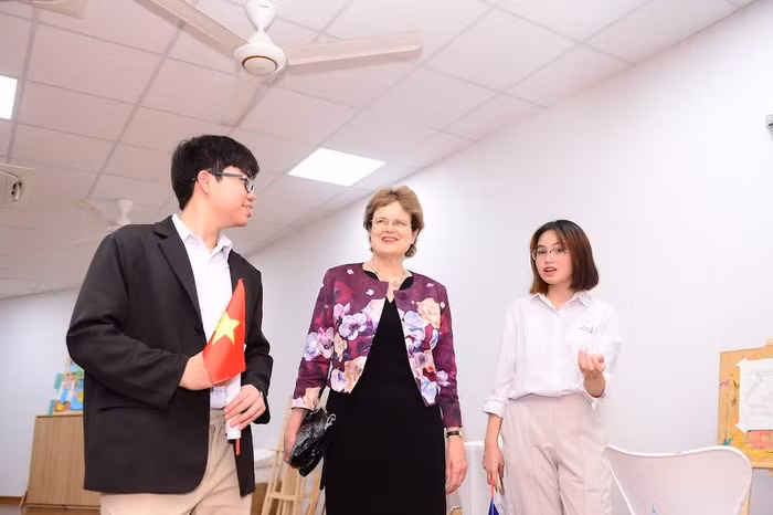 Các bạn học sinh giới thiệu về trường với Thống đốc Frances Adamson AC.