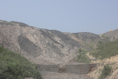 Bãi thải không đảm bảo kĩ thuật, đã xảy ra tình trạng sạt, trượt đất đá.