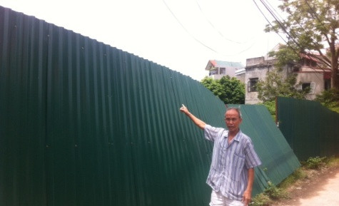 Người dân bức xúc vì sự can thiệp "trắng trớn" của chính quyền quận Long Biên vào dự án kinh doanh của doanh nghiệp. (Ảnh: Minh Độ)