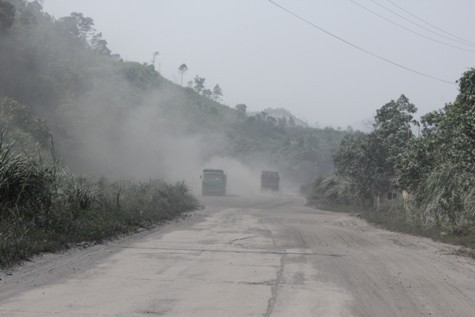 Bụi bay trắng xóa cả một vùng