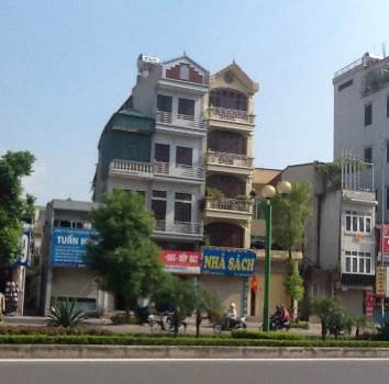 Căn hộ số 138 và 140 Ngô Gia Tự được cấp giấy phép xây dựng tạm 3 tầng nhưng không hiểu vì sao hai hộ này "biến" thành 5 tầng.