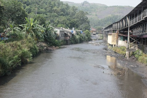 Suối Diễn Vọng ở xã Dương Huy nguồn nước đen, đặc quánh do nước xả thải chưa qua xử lí của quá trình khai thác than