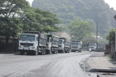 Từng đoàn xe nối đuôi nhau vào bãi "ăn than" và là nguyên nhân sản sinh ra ô nhiễm môi trường.