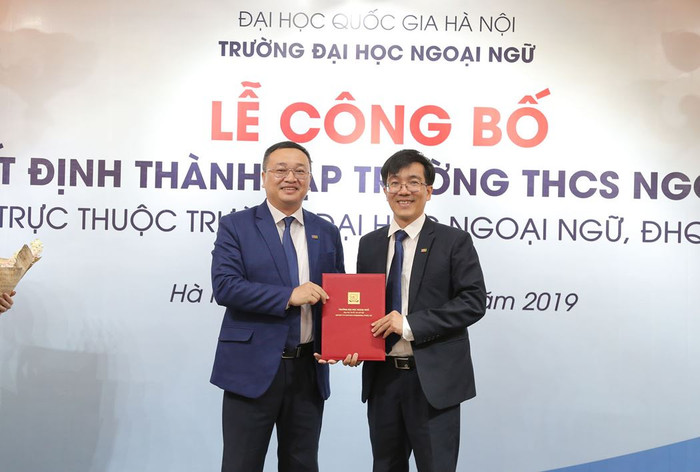 Hiệu trưởng Trường Đại học Ngoại ngữ Đỗ Tuấn Minh trao Quyết định bổ nhiệm Hiệu trưởng Trường Trung học cơ sở Ngoại ngữ cho Tiến sĩ Nguyễn Phú Chiến, ảnh minh họa, nguồn: vnu.edu.vn. Hiệu trưởng Trường Đại học Ngoại ngữ Đỗ Tuấn Minh trao Quyết định bổ nhiệm Hiệu trưởng Trường Trung học cơ sở Ngoại ngữ cho Tiến sĩ Nguyễn Phú Chiến, ảnh minh họa, nguồn: vnu.edu.vn.