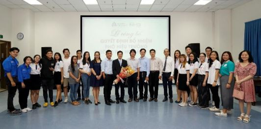 Phó giáo sư - Tiến sĩ Nguyễn Ngọc Vũ, Tân Hiệu phó Trường Đại học Hoa Sen cùng giảng viên, sinh viên HSU. Phó giáo sư - Tiến sĩ Nguyễn Ngọc Vũ, Tân Hiệu phó Trường Đại học Hoa Sen cùng giảng viên, sinh viên HSU.