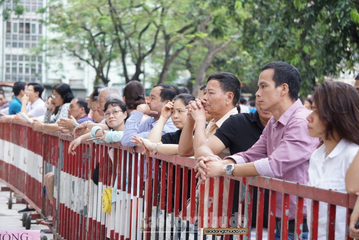 Cha mẹ học sinh chờ con làm bài thi tuyển sinh vào Trường Trung học cơ sở Ngoại ngữ với tỉ lệ 1 chọi 30, ảnh: Báo Lao động Thủ đô. Cha mẹ học sinh chờ con làm bài thi tuyển sinh vào Trường Trung học cơ sở Ngoại ngữ với tỉ lệ 1 chọi 30, ảnh: Báo Lao động Thủ đô.
