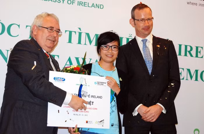 Ngài Joe Costello (trái) - Bộ trưởng phụ trách Thương mại và Phát triển Ireland cùng Ngài Damien Cole – Đại sứ Cộng hòa Ireland tại Việt Nam, chúc mừng thí sinh Nguyễn Thị Thùy Dung vinh dự nhận được giải thưởng đặc biệt của cuộc thi.