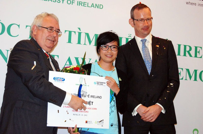 Ngài Joe Costello (trái) - Bộ trưởng phụ trách Thương mại và Phát triển Ireland cùng Ngài Damien Cole – Đại sứ Cộng hòa Ireland tại Việt Nam, chúc mừng thí sinh Nguyễn Thị Thùy Dung vinh dự nhận được giải thưởng đặc biệt của cuộc thi. Ngài Joe Costello (trái) - Bộ trưởng phụ trách Thương mại và Phát triển Ireland cùng Ngài Damien Cole – Đại sứ Cộng hòa Ireland tại Việt Nam, chúc mừng thí sinh Nguyễn Thị Thùy Dung vinh dự nhận được giải thưởng đặc biệt của cuộc thi.