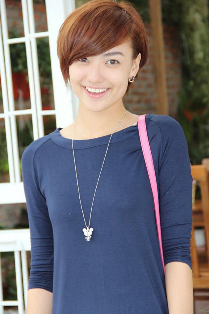 Hồng Quế vừa tốt nghiệp THPT với số điểm không cao nhưng cô cho rằng đó là sự nổ lực bằng chính khả năng của mình để đạt được. >>AI ĐẸP HƠN HOTGIRL KIM PHƯỢNG NHỮNG NỮ SINH DIỆN ÁO DÀI ĐẸP HƠN HOA HẬU MAI PHƯƠNG THÚY (P32) <<HOTGIRL HỌC V IỆN BÁO CHÍ ĐẸP RẠNG NGỜI TRONG SẮC THU <<NỮ SINH ĐH PHƯƠNG ĐÔNG THƯỚT THA ÁO DÀI <<NGẨN NGƠ TRƯỚC STYLE DỄ THƯƠNG CỦA HƯƠNG ZINNIE >>KINH DỊ LỄ HỘI HÓA TRANG CỦA SINH VIÊN