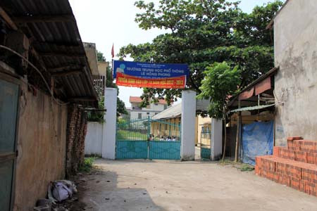 Trường THPT Lê Hồng Phong, huyện Đông Anh, Hà Nội - nơi xảy ra vụ phản ảnh thu sai nguyên tắc. Trường THPT Lê Hồng Phong, huyện Đông Anh, Hà Nội - nơi xảy ra vụ phản ảnh thu sai nguyên tắc.