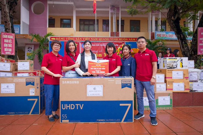 Đại diện Ban giám hiệu Trường Trung học phổ thông Đoàn Thị Điểm và Ban phụ huynh của nhà trường trao quà cho trường mầm non, Trường THCS và THPH xã Lộc Thủy, tỉnh Quảng Bình. Ảnh: Hữu Thành. Đại diện Ban giám hiệu Trường Trung học phổ thông Đoàn Thị Điểm và Ban phụ huynh của nhà trường trao quà cho trường mầm non, Trường THCS và THPH xã Lộc Thủy, tỉnh Quảng Bình. Ảnh: Hữu Thành.
