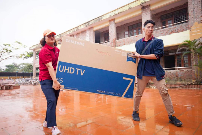 Học sinh và phụ huynh Trường Trung học phổ thông Đoàn Thị Điểm tham gia tặng quà tại Trường THPH xã Lộc Thủy, tỉnh Quảng Bình. Ảnh: Hữu Thành. Học sinh và phụ huynh Trường Trung học phổ thông Đoàn Thị Điểm tham gia tặng quà tại Trường THPH xã Lộc Thủy, tỉnh Quảng Bình. Ảnh: Hữu Thành.