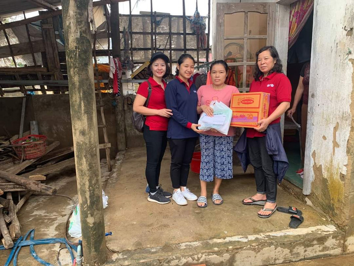 Đại diện học sinh và phụ huynh Trường Trung học phổ thông Đoàn Thị Điểm tặng quà cho một số gia đình có hoàn cảnh khó khăn tại xã Lộc Thủy, tỉnh Quảng Bình. Ảnh: Hữu Thành. Đại diện học sinh và phụ huynh Trường Trung học phổ thông Đoàn Thị Điểm tặng quà cho một số gia đình có hoàn cảnh khó khăn tại xã Lộc Thủy, tỉnh Quảng Bình. Ảnh: Hữu Thành.