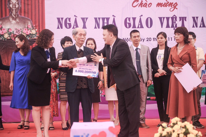 Anh Trần Ngọc Chiểu đại diện phu huynh lớp 12A7đóng góp tham gia chương trình Sổ khuyến học vì miền Trung. Anh Trần Ngọc Chiểu đại diện phu huynh lớp 12A7đóng góp tham gia chương trình Sổ khuyến học vì miền Trung.