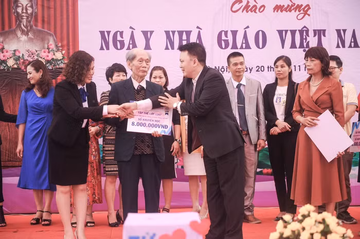 Anh Trần Ngọc Chiểu đại diện phu huynh lớp 12A7đóng góp tham gia chương trình Sổ khuyến học vì miền Trung.
