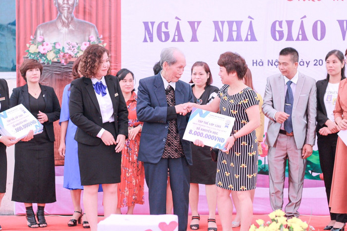 Đại diện phụ huynh lớp 12A5 đóng góp tham gia chương trình Sổ khuyến học vì miền Trung. Đại diện phụ huynh lớp 12A5 đóng góp tham gia chương trình Sổ khuyến học vì miền Trung.